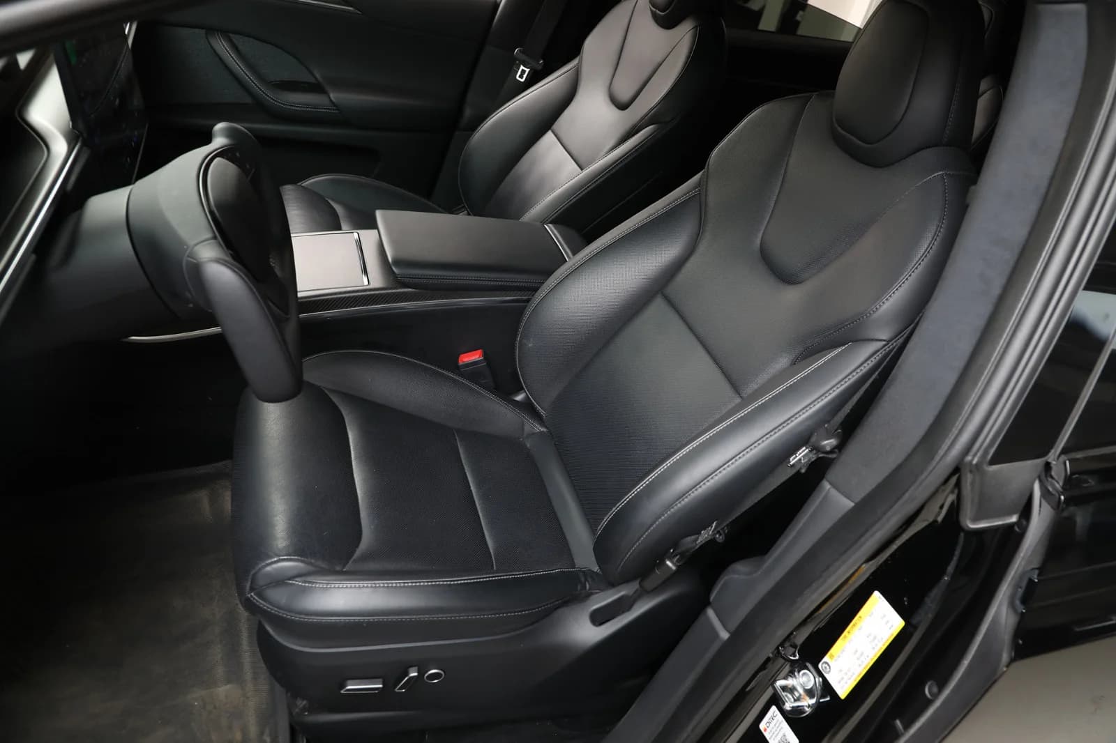 Tesla Model X PLAID 2023 – bilde 9 av 36