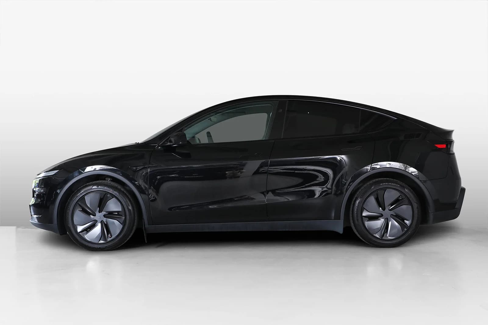 Tesla Model Y LONG RANGE AWD 2025 – bilde 3 av 34