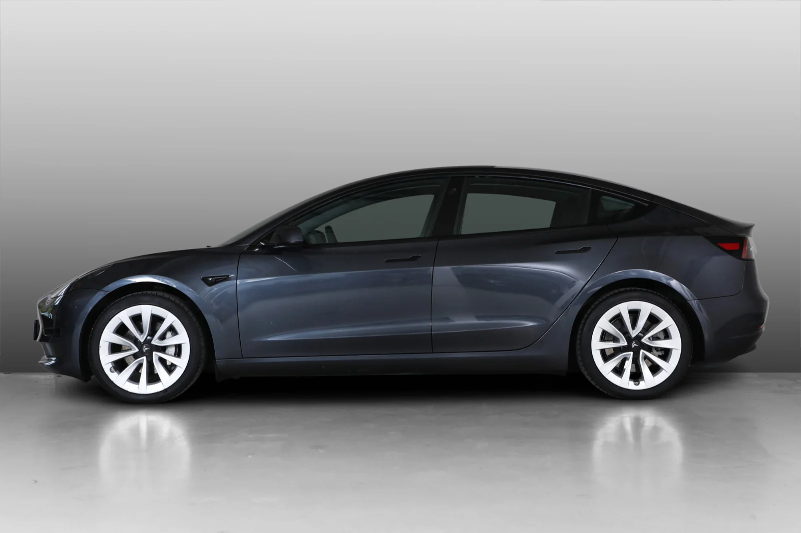 Tesla Model 3 SR+ 2023 – bilde 3 av 26