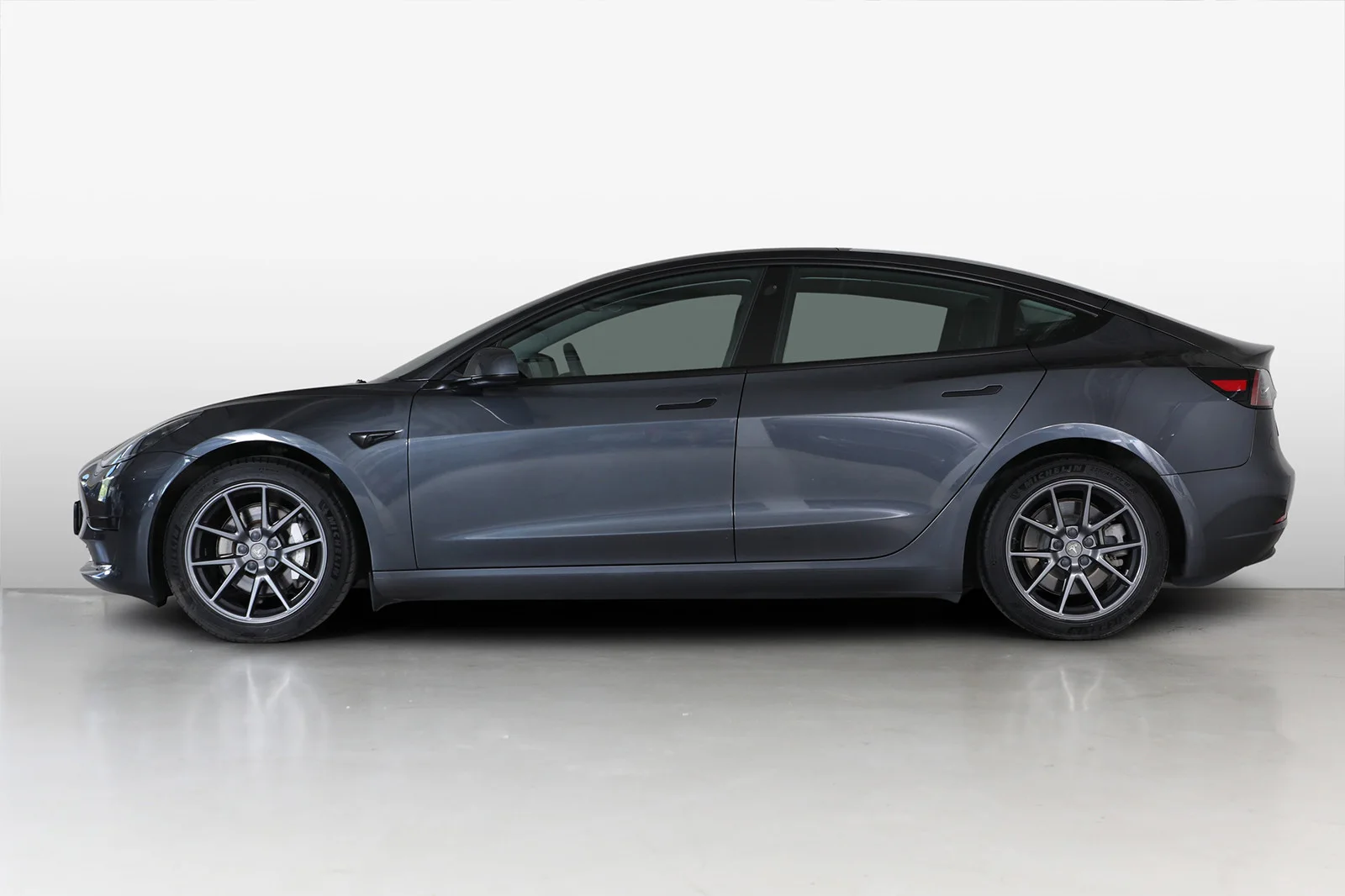 Tesla Model 3 SR+ 2022 – bilde 3 av 19