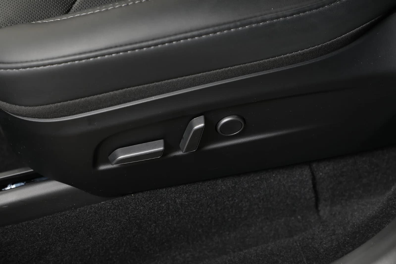 Tesla Model Y LONG RANGE AWD 2025 – bilde 28 av 32