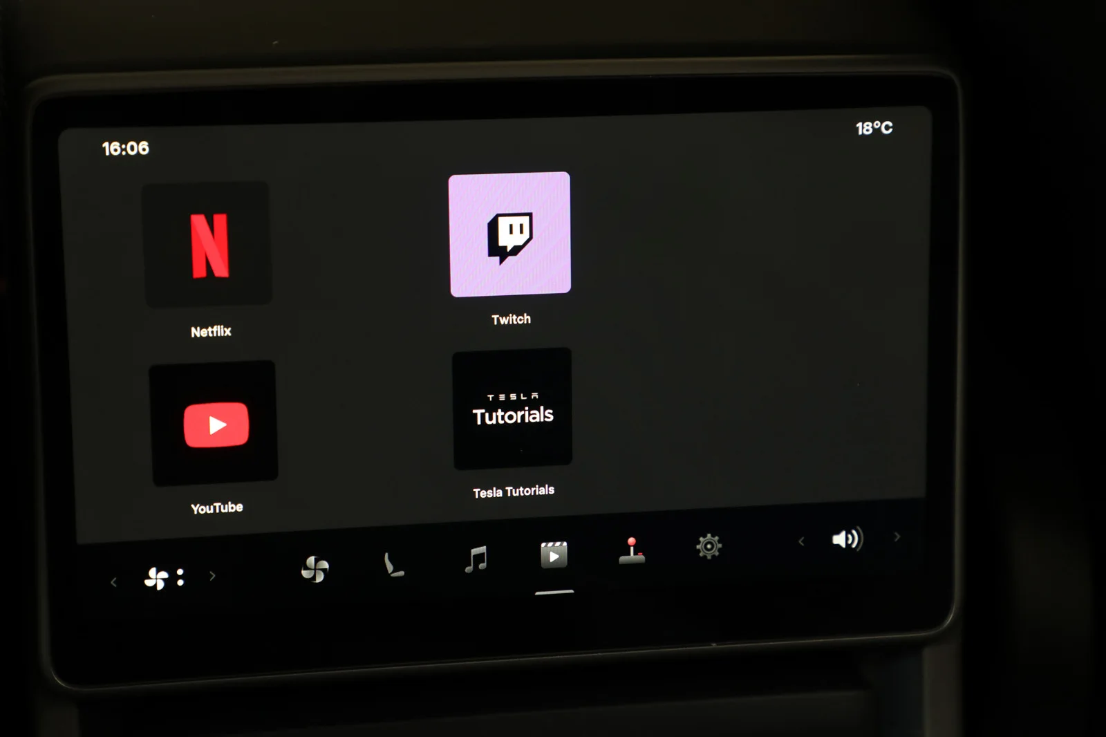 Tesla Model Y LONG RANGE AWD 2025 – bilde 26 av 32